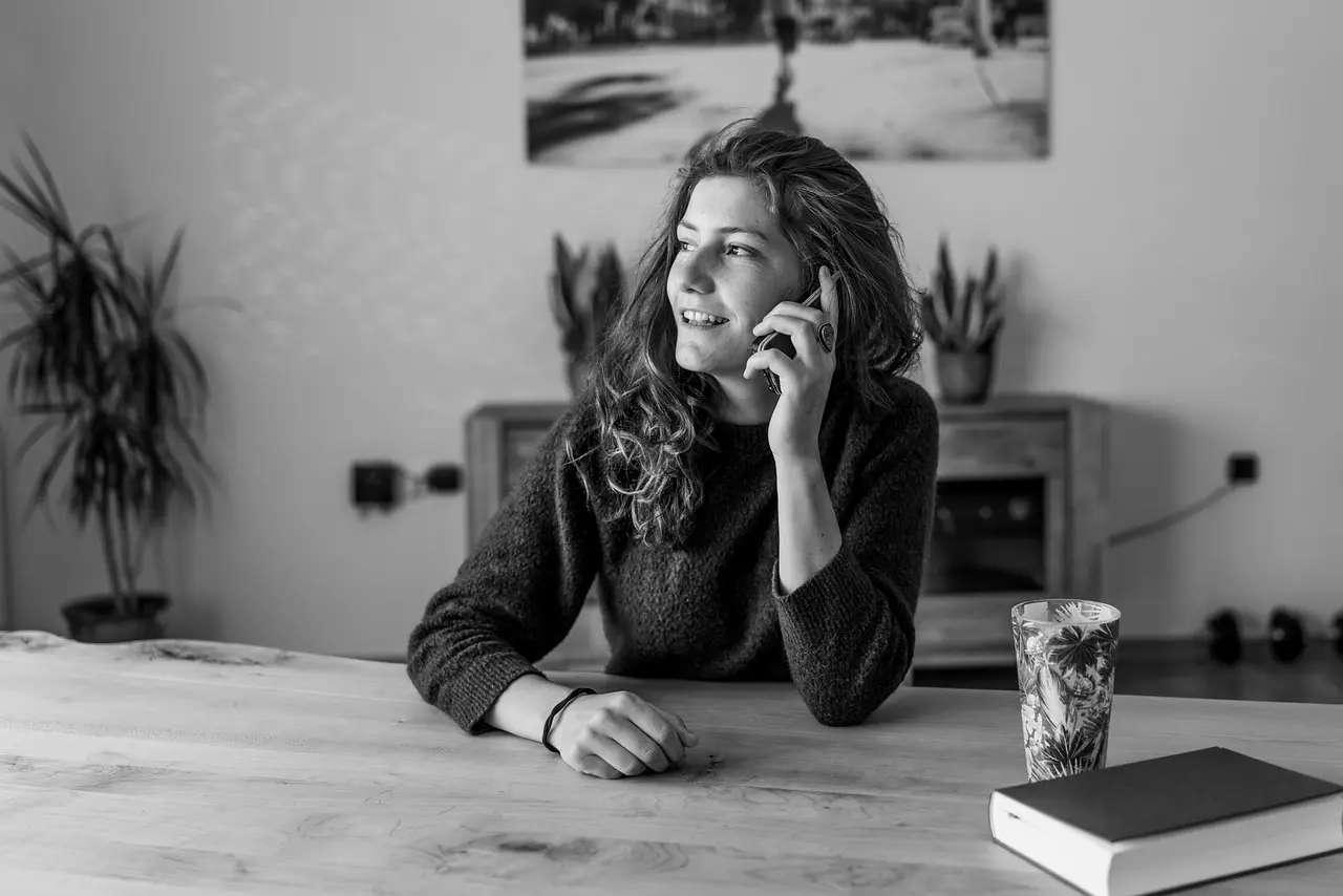 Hvem står bag telefonnummer 63 10 59 77?