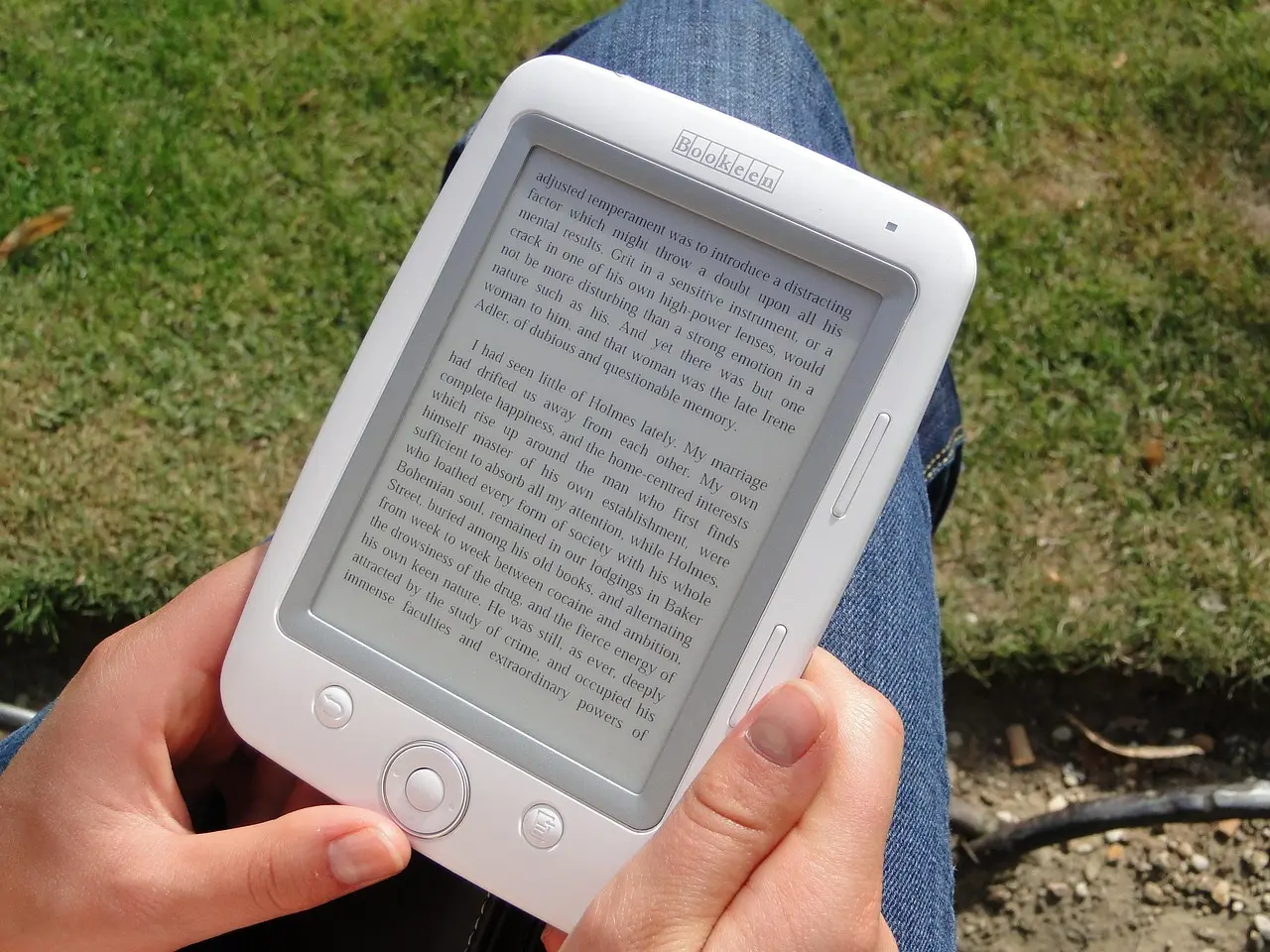 Skal jeg vælge en e-ink-læser eller en tablet til bøger?